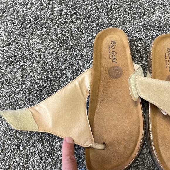 Bio-Gold padded thong sandal made in Italy - Picture 4 of 5